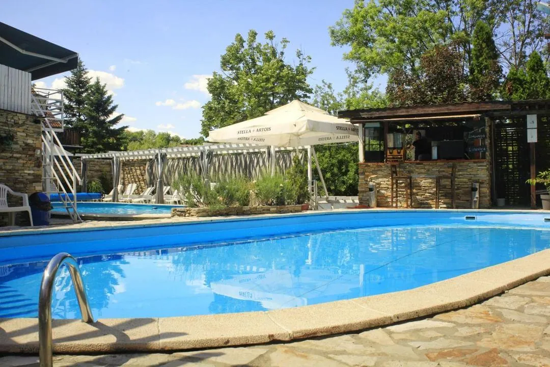 Bazen sa suncobranima — porodični smeštaj Banja Vrujci