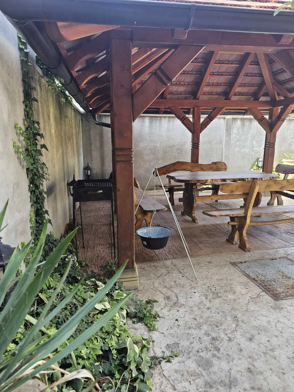 Letnjikovac sa roštiljem i kotlićem za proslave