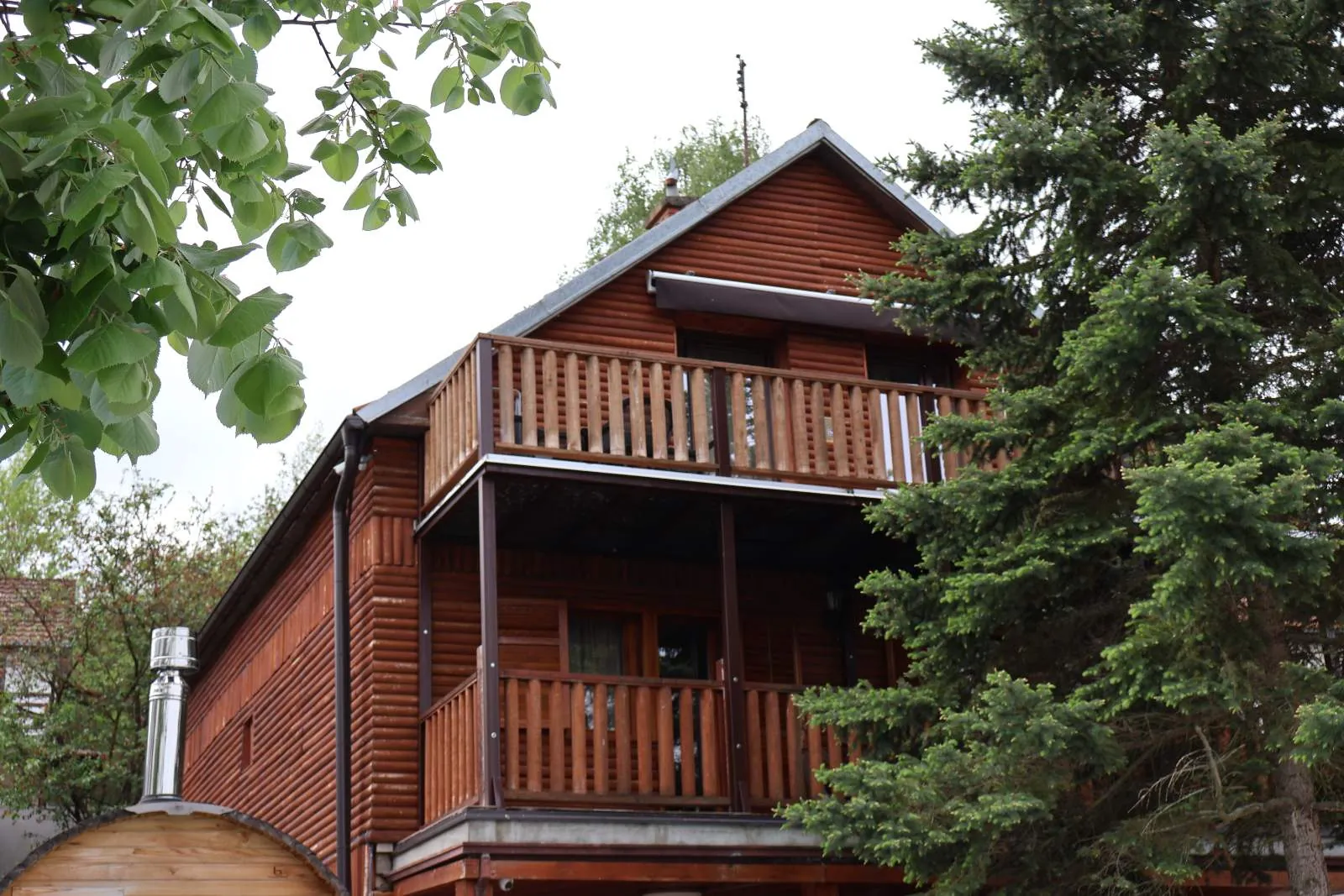 Balkon brvnare od prirodnog drveta