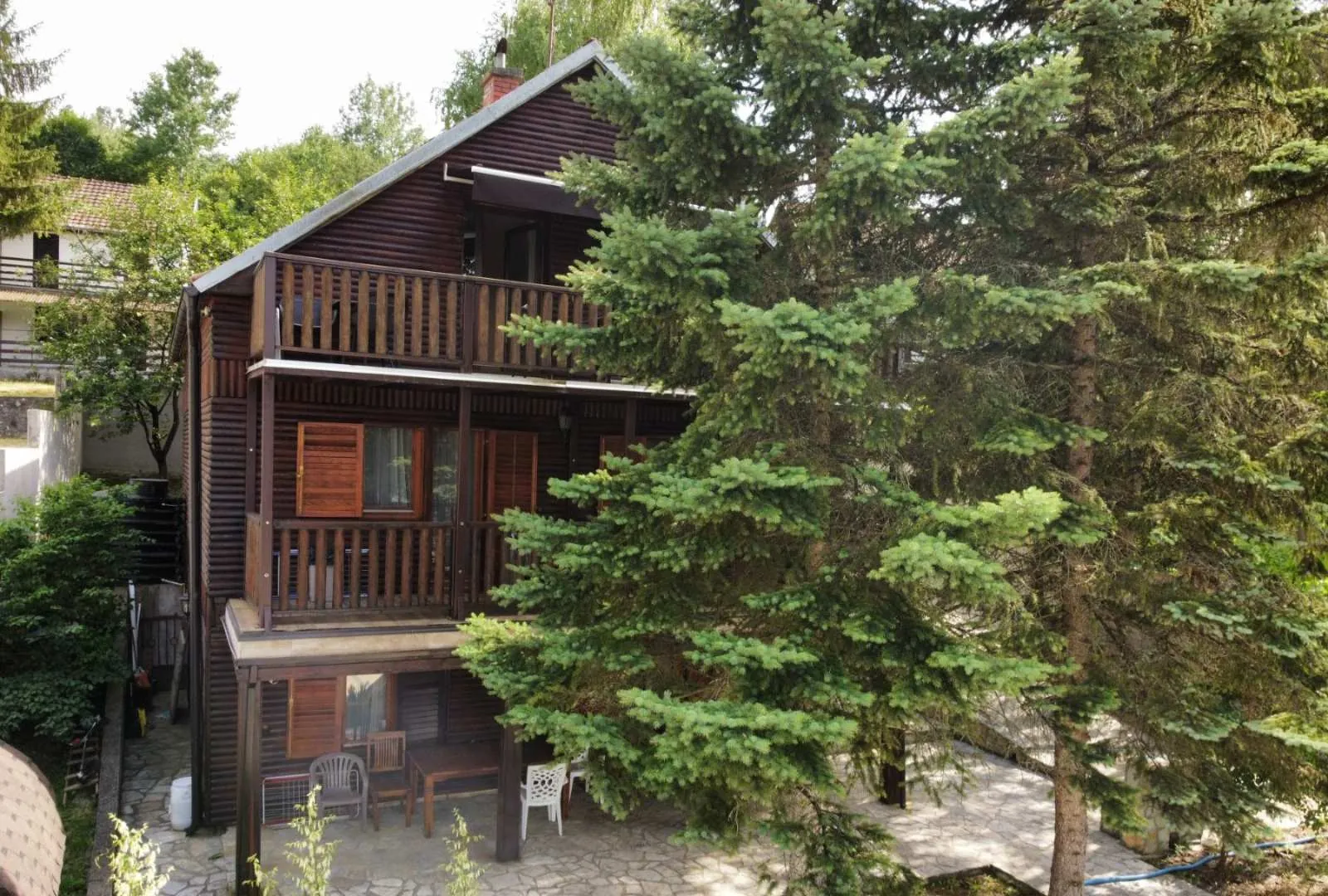 Brvnara sa terasom i baštom