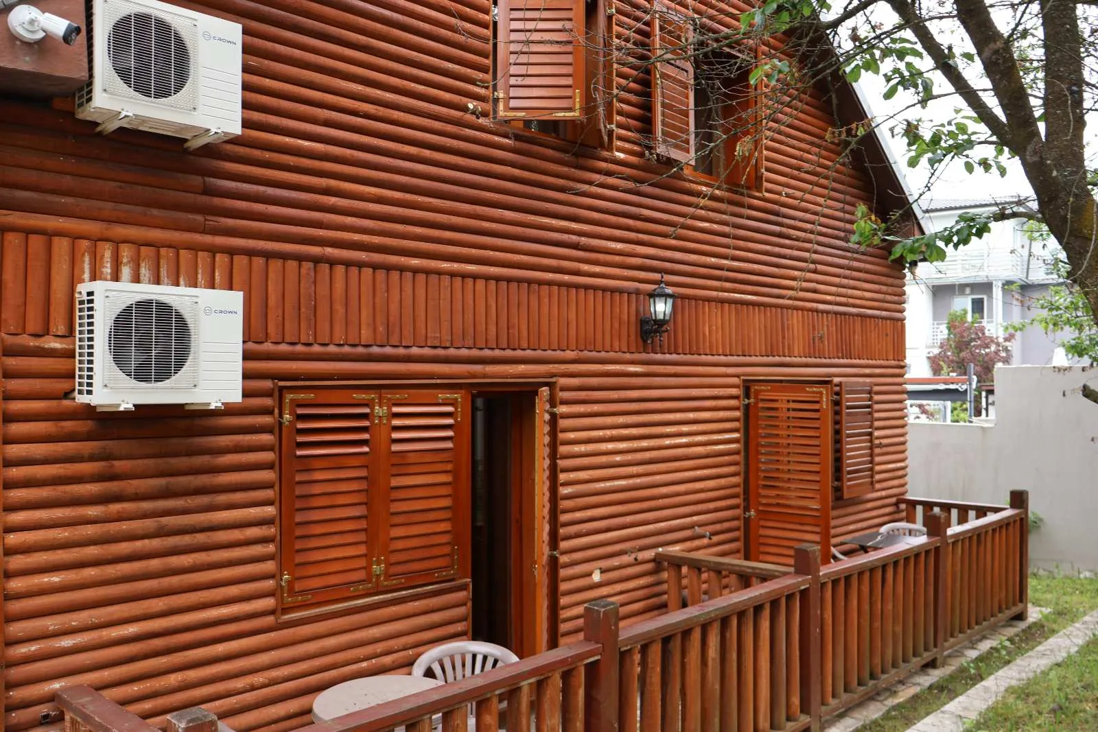 Apartmani u drvenoj brvnari